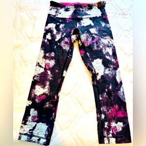 Lululemon activewear capri‎ leggings 6 purple white and black